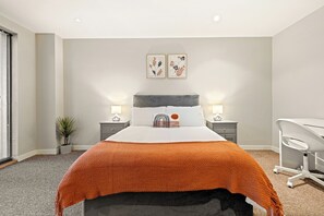 2 habitaciones, escritorio, tabla de planchar con plancha y wifi gratis 