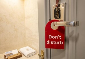 Sengetøy av topp kvalitet, minibar og safe på rommet