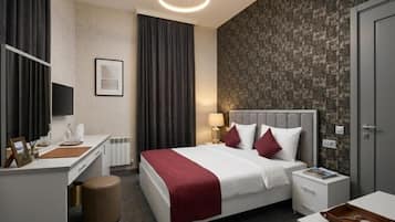 Kamar Double Standar, 1 Tempat Tidur King, Bebas Asap Rokok, pemandangan kota | Seprai premium, minibar, brankas, dan didekorasi berbeda-beda