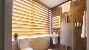 A modern bathroom with a toilet, sink, and shower. - Urbanix Hotel Baku (Baku)