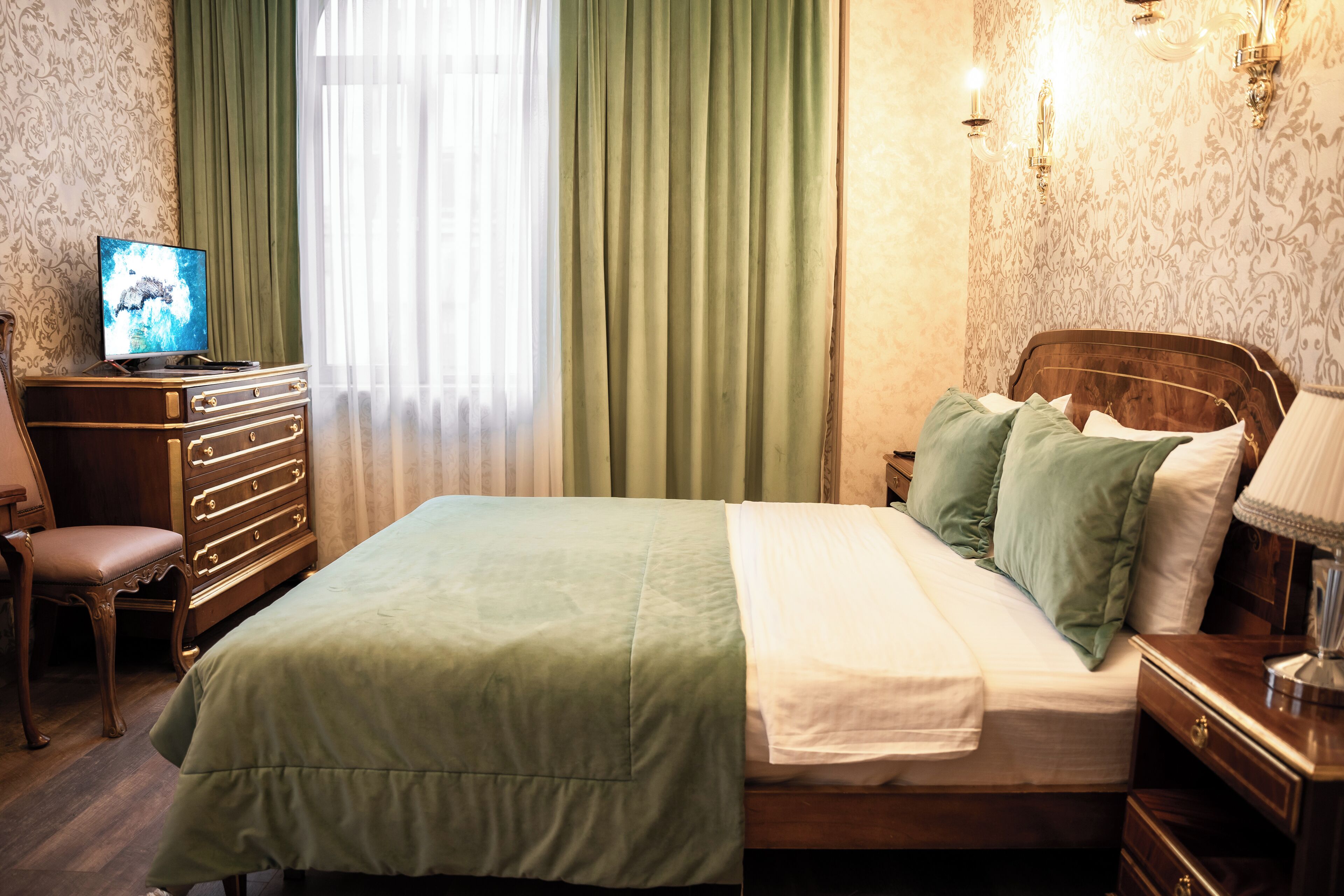 Standaard tweepersoonskamer, 1 kingsize bed, niet-roken, uitzicht op de stad | Luxe beddengoed, een minibar, een kluis op de kamer