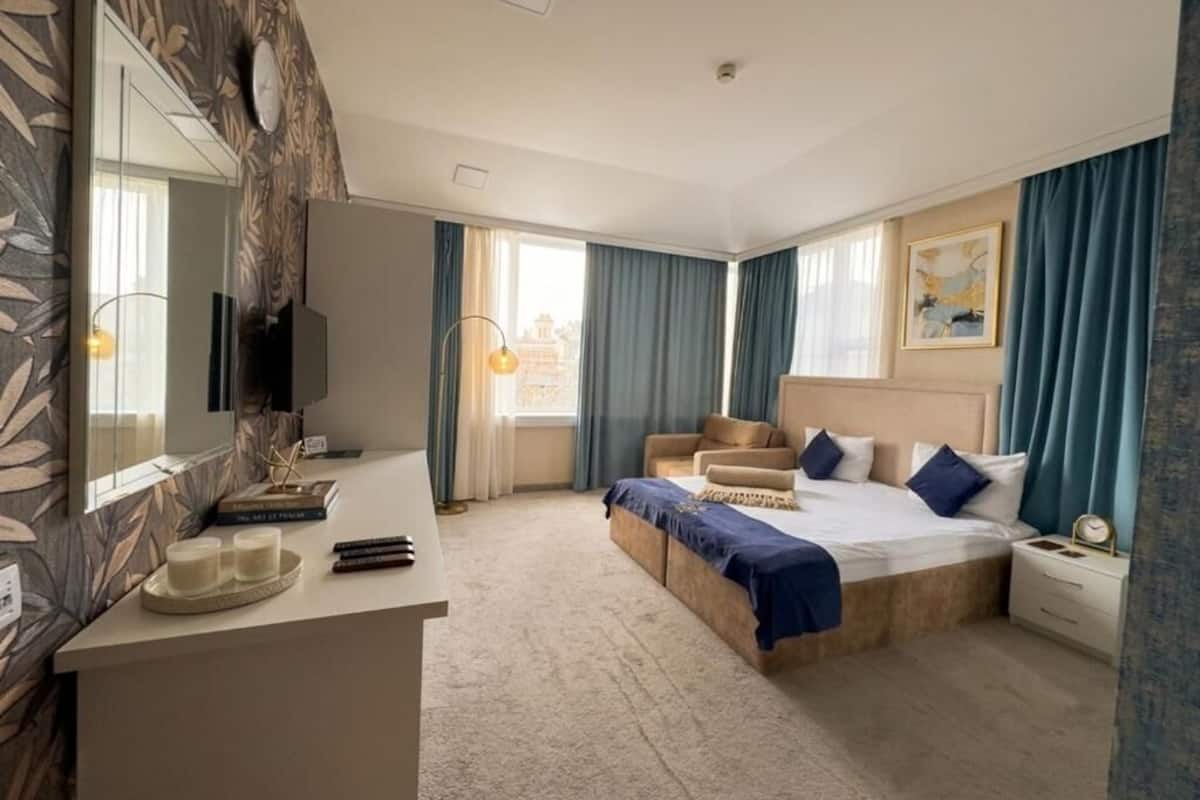 Comfort Double Room, Non Smoking, City View | Premium bedding, minibar, in-room safe, individually decorated