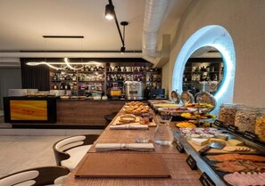 Free daily buffet breakfast