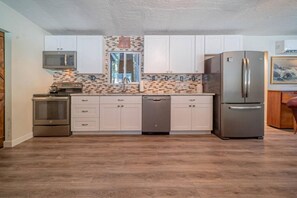 Réfrigérateur, micro-ondes, four, plaque de cuisson