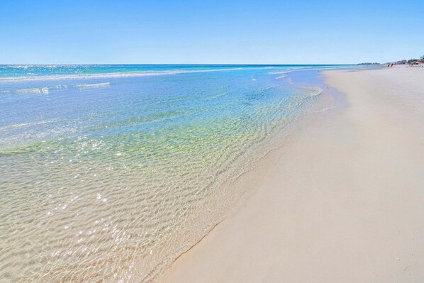Chaises longues, serviettes de plage