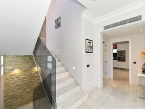 House, 5 Bedrooms | Interior