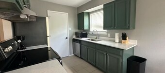 Chic 2-bedroom apartment in charming Arlington with WiFi, AC
