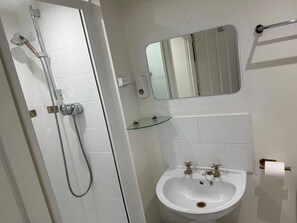 Apartment | Badezimmer | Dusche, Komfortbadewanne, Handtücher, Toilettenpapier