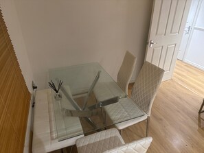 Apartment | Dining - Stylish Apartment in Chafford Hundred (Grays)