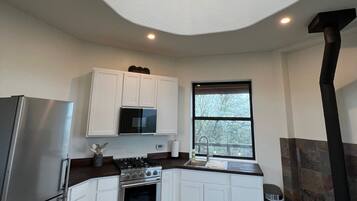 Jääkaappi, mikroaaltouuni, uuni, liesi