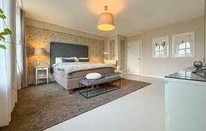 4 bedrooms, travel crib, free WiFi - Nice home in Ekeby with WiFi (Ekeby)