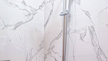 Douche, sĂšche-cheveux, serviettes fournies, savon