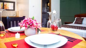 1 habitación, tabla de planchar con plancha y ropa de cama