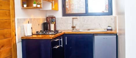 Fridge, stovetop, coffee/tea maker, electric kettle