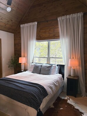 3 bedrooms, desk, iron/ironing board, travel crib