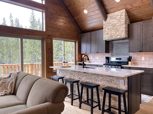 Cozy Rocky Mnt. Chalet/Spa, private lake, close to Denver, RedRocks, Outdoor fun