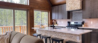 Cozy Rocky Mnt. Chalet/Spa, private lake, close to Denver, RedRocks, Outdoor fun