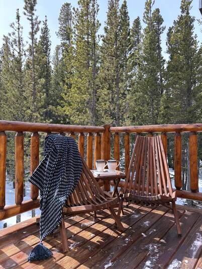 Cozy Rocky Mnt. Chalet/Spa, private lake, close to Denver, RedRocks, Outdoor fun