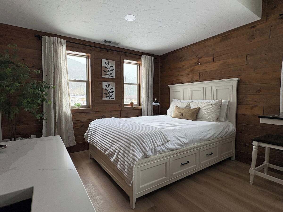 3 bedrooms, desk, iron/ironing board, travel crib