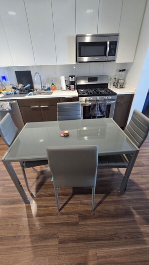 Fridge, microwave, oven, stovetop - Cozy 1-bedroom condo Just Minutes away from Hollywood with WiFi, fitness room (Los Angeles)