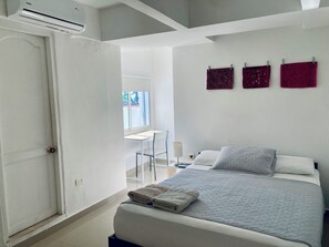 2 bedrooms, desk, iron/ironing board, travel cot - In the heart of colonial walled city! Cozy 2-bedroom apartment with WiFi, AC (Cartagena de Indias)