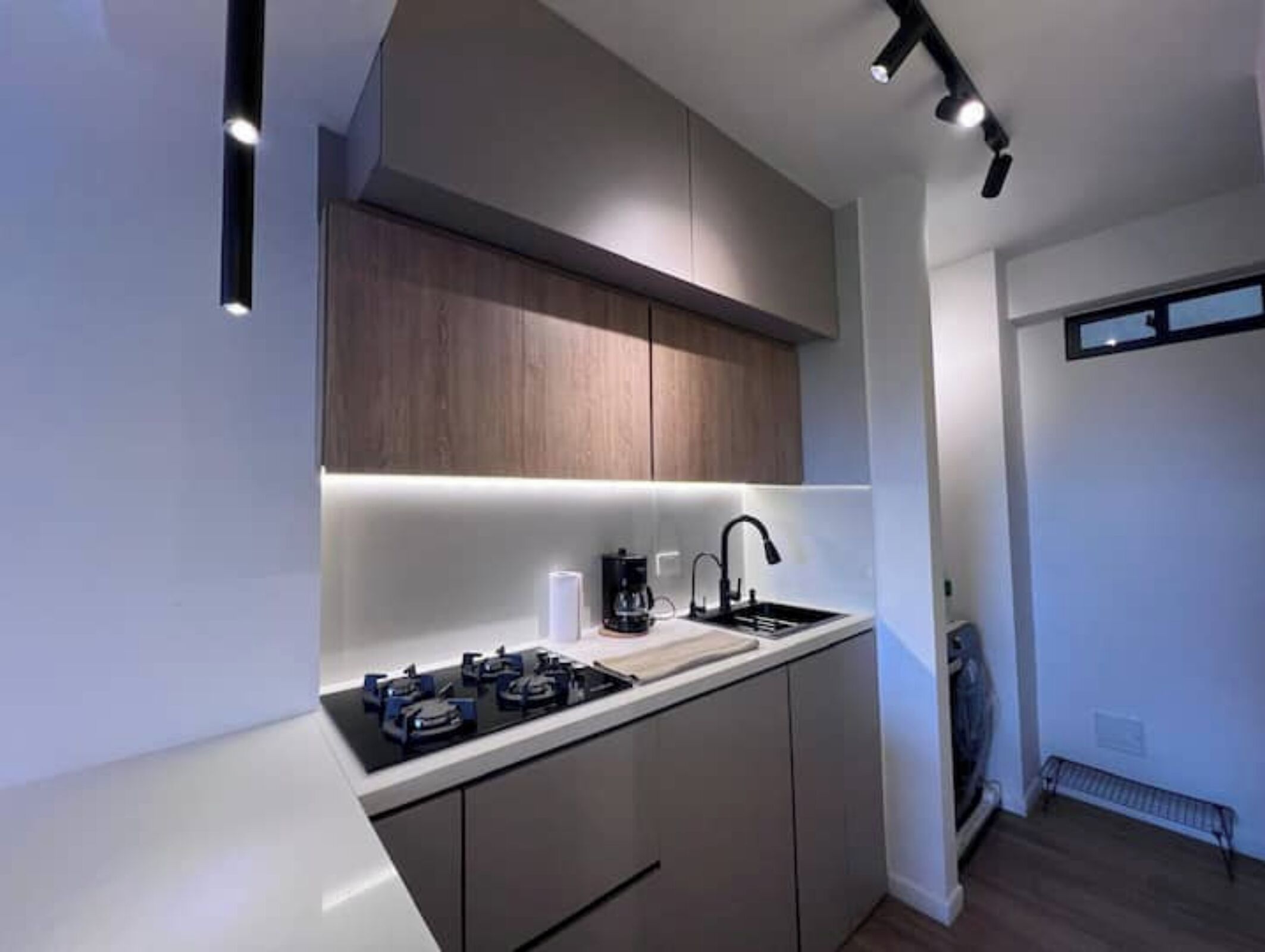 Cafetera y tetera, utensilios de cocina y toallas de papel 