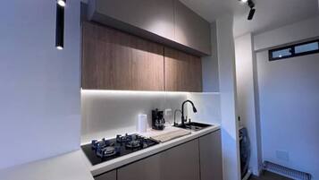 Cafetera y tetera, utensilios de cocina y toallas de papel