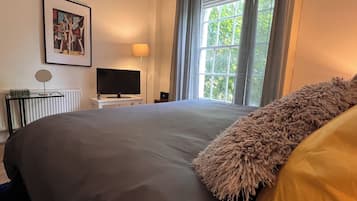 1 slaapkamer, een strijkplank/strijkijzer, wifi, beddengoed