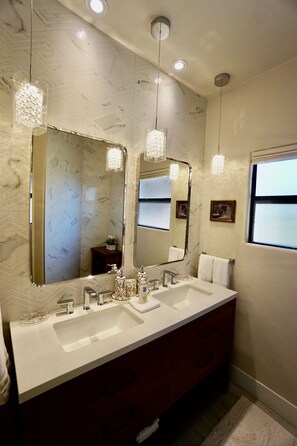 Shower, hair dryer, towels, soap - Ventana Canyon Resort-Style Condominium (Tucson)