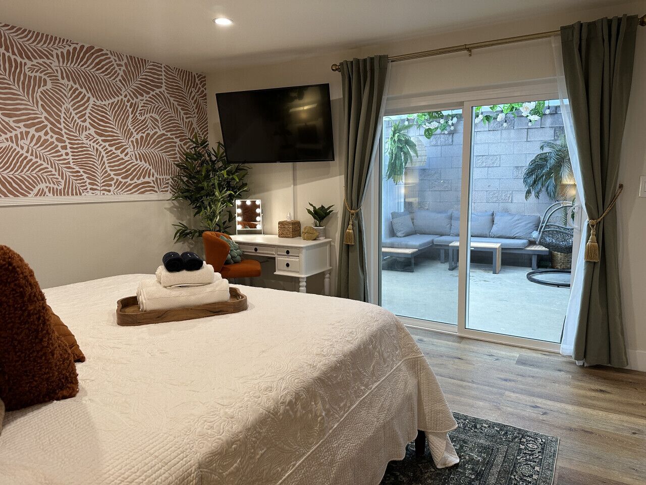 2 habitaciones, escritorio y tabla de planchar con plancha 