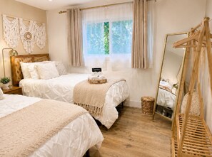 2 habitaciones, escritorio y tabla de planchar con plancha 
