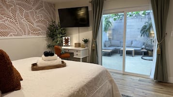2 habitaciones, escritorio y tabla de planchar con plancha