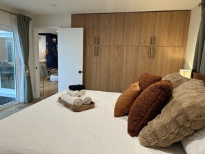 2 Schlafzimmer, Schreibtisch, Bügeleisen/Bügelbrett, Reisekinderbett