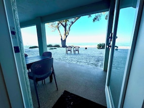 Outdoor dining - Beachfront 3B/2B right on the sand! Sleeps 6, Amazing Sunsets - I (Bradenton Beach)