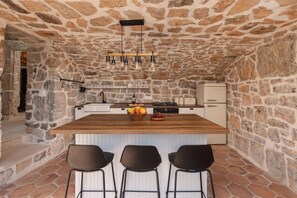 Réfrigérateur, four, plaque de cuisson, lave-vaisselle