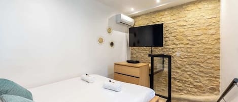 1 dormitorio, tabla de planchar con plancha, wifi y ropa de cama