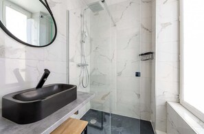 Shower, hair dryer, shampoo - AC & Duplex Close to Eiffel Tower - 20 min Away (Paris)
