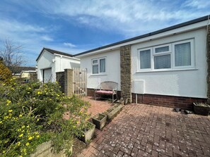 Terrace/patio - Courtyard, parking, strong WiFi. Nr Salcombe estuary, town, coast & beaches. (Kingsbridge)