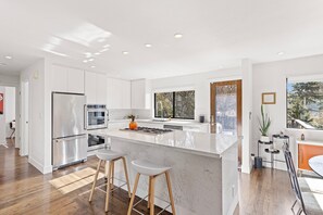 冷蔵庫、電子レンジ、オーブン、コンロ