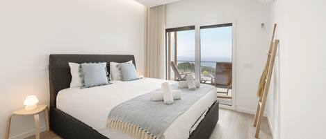 3 quartos, ferros/tábuas de passar roupa, berço de viagem