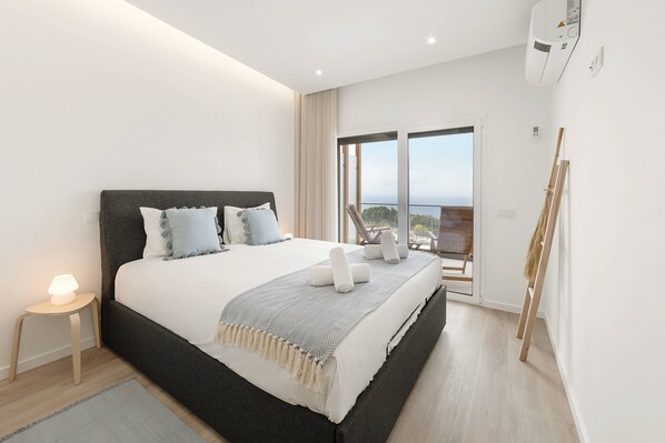 3 bedrooms, iron/ironing board, travel crib, free WiFi