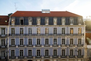 Exterior - Charming Apt | Heated Pool & Private Garden (Lisboa)