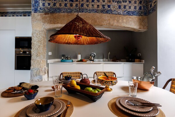 Dining - Charming Apt | Heated Pool & Private Garden (Lisboa)