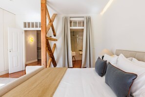 3 bedrooms, iron/ironing board, Internet, bed sheets - Charming Apt | Heated Pool & Private Garden (Lisboa)