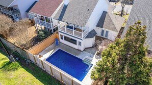 Et toetagers hus med en stor baghave, swimmingpool og et hegnet område.