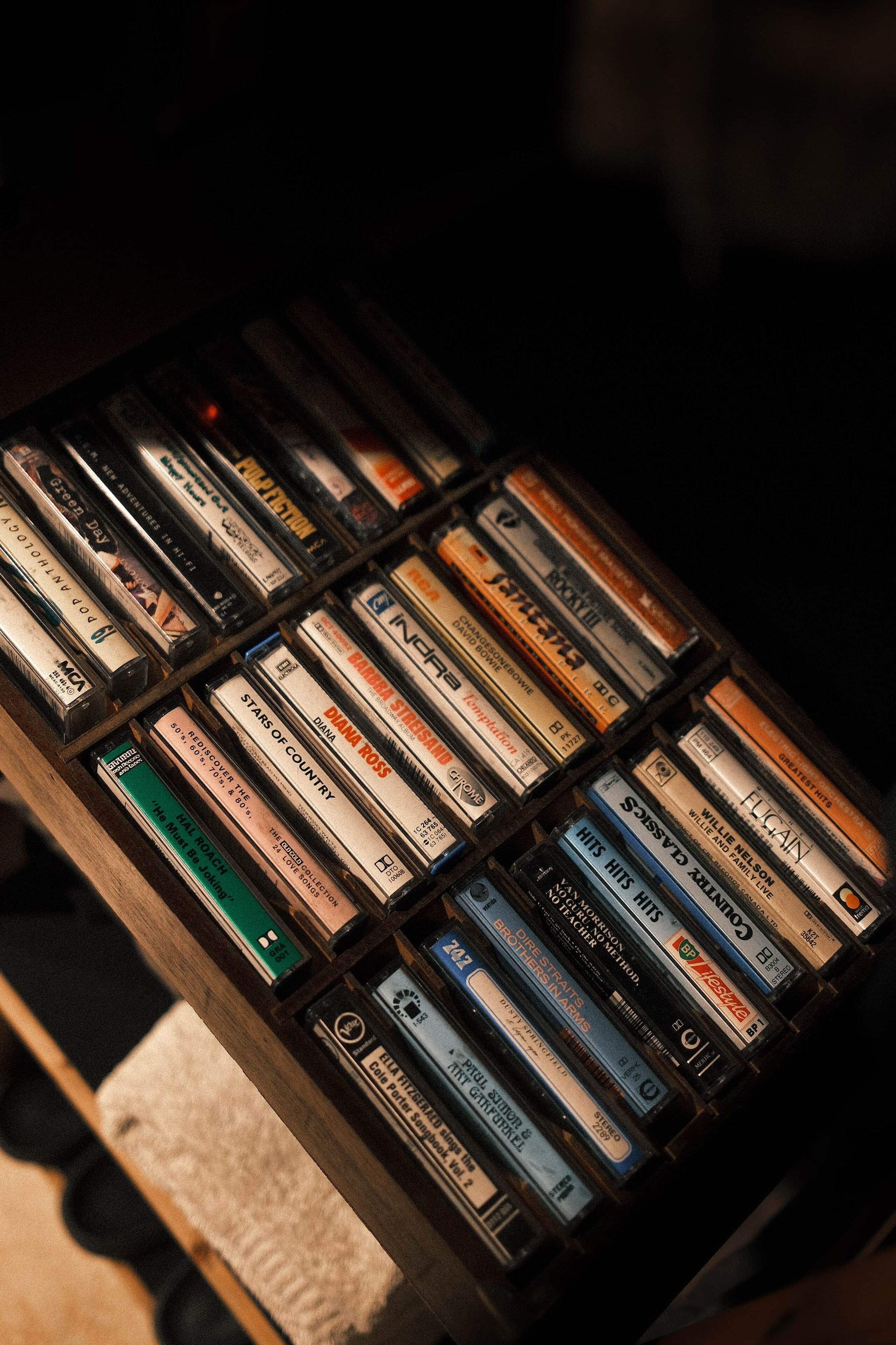 Eine Auswahl an CDs in einem Holzkasten.