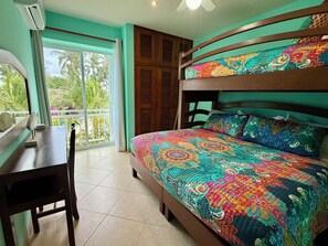 3 chambres, coffres-forts dans les chambres, lit parapluie