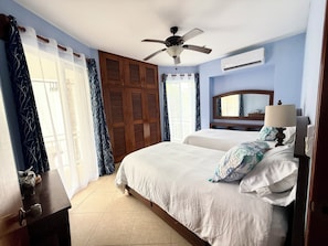 3 chambres, coffres-forts dans les chambres, lit parapluie