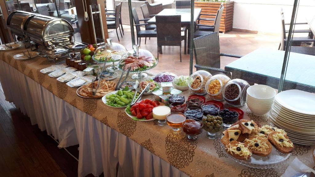 Free daily buffet breakfast