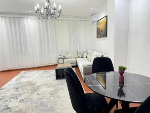 Leilighet | Spiseområde på rommet